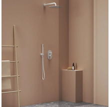 Koupelna s sprchovou armaturou, ruční sprchou, koupelnovou policí a držákem na ručníky