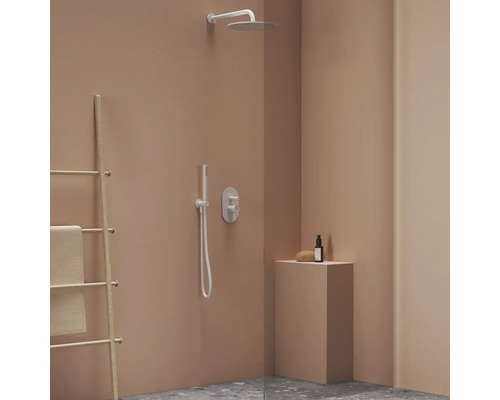 Koupelna s sprchovou armaturou, ruční sprchou, koupelnovou policí a držákem na ručníky