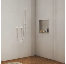 Sprchový kout se sprchovou tyčí, úložným prostorem a pletenou rohoží