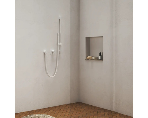 Sprchový kout se sprchovou tyčí, úložným prostorem a pletenou rohoží