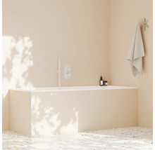 Koupelna s vanou, ručníkem a kosmetickými produkty