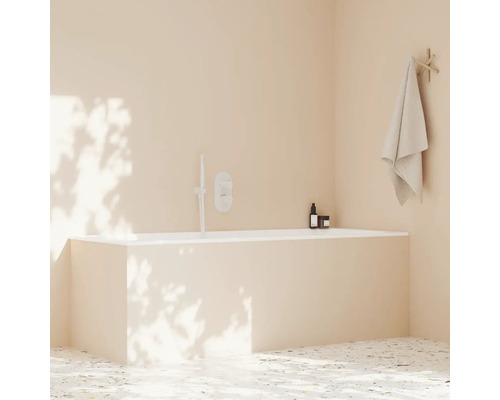 Koupelna s vanou, ručníkem a kosmetickými produkty