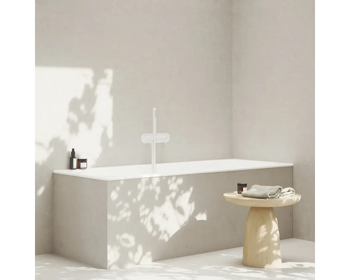 Koupelna s vanou, baterií a odkládacím stolkem