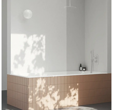 Moderní koupelna s vanou, obložená obdélníkovými dlaždicemi a sprchou