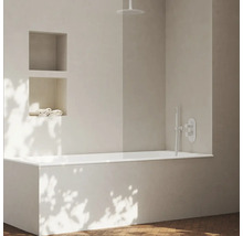 Koupelna s vanou, dešťovou sprchou a úložným prostorem