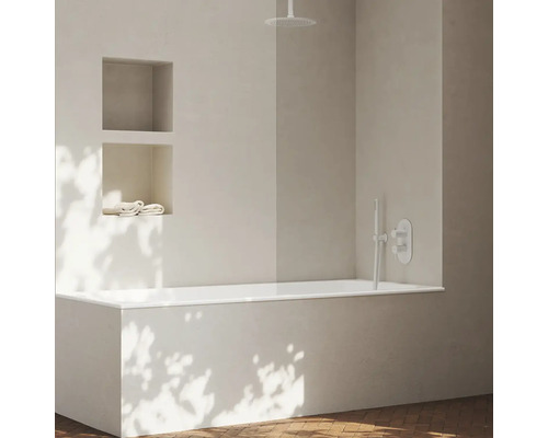 Koupelna s vanou, dešťovou sprchou a úložným prostorem