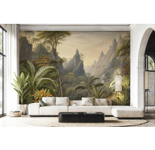 Obývací pokoj s fototapetou tropické horské krajiny s palmami, světlou pohovkou a černým konferenčním stolkem.