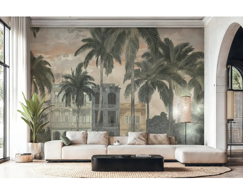 Světlý obývací pokoj s fototapetou ve vintage stylu s palmami a koloniálními budovami. Bílá rohová pohovka, černý konferenční stolek a koberec.