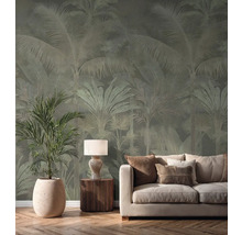 Vliesová tapeta s motivem palem ve světlém obývacím pokoji za krémovou pohovkou, stolní lampou a velkou pokojovou rostlinou.