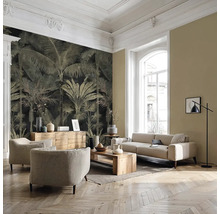 Moderní obývací pokoj s fototapetou s motivem palem, světlým čalouněným nábytkem, dřevěným stolem a parketovou podlahou.