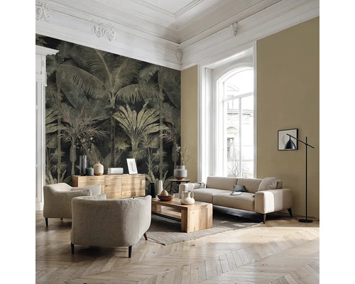 Moderní obývací pokoj s fototapetou s motivem palem, světlým čalouněným nábytkem, dřevěným stolem a parketovou podlahou.