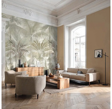Světlý obývací pokoj s velkoplošnou fototapetou s motivem palem, pohovkou, křesly, dřevěným nábytkem a parketami.