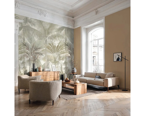 Světlý obývací pokoj s velkoplošnou fototapetou s motivem palem, pohovkou, křesly, dřevěným nábytkem a parketami.