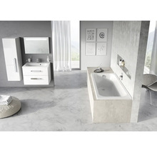 Světlá koupelna s vanou, umyvadlem a zrcadlovou skříňkou pro moderní atmosféru.