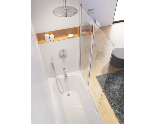 Koupelna s vanou, skleněnou sprchovou zástěnou a armaturami