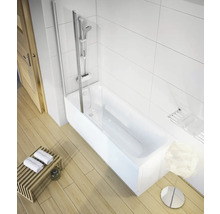 Koupelna s vanou, sprchovou zástěnou a držákem na ručníky