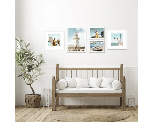 Obývací pokoj s dřevěnou lavicí, rostlinou v košíku a obrazy s pobřežními motivy na stěně