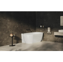 Moderní koupelna s volně stojící vanou, umyvadlem a doplňky.