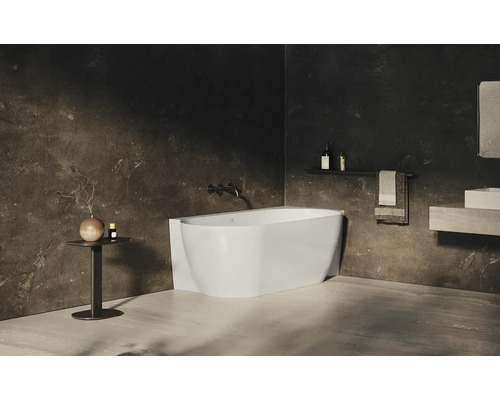 Moderní koupelna s volně stojící vanou, umyvadlem a doplňky.