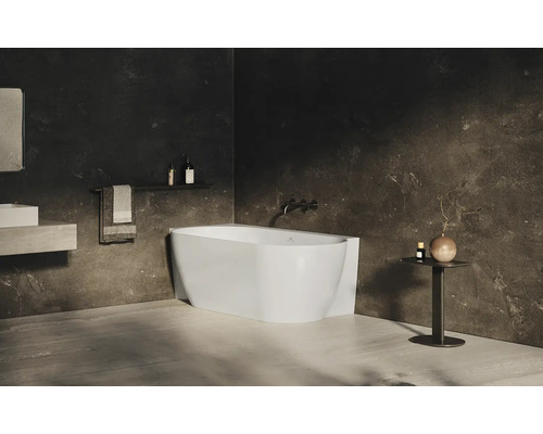 Koupelna s volně stojící vanou, umyvadlem a dekorací