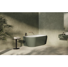 Volně stojící vana v koupelně s umyvadlem a ručníky