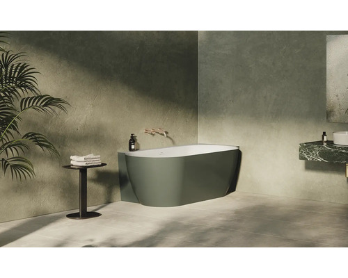 Volně stojící vana v koupelně s umyvadlem a ručníky