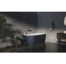 Koupelna s volně stojící vanou, umyvadlem a dekorací