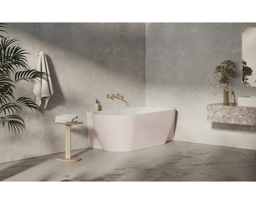 Koupelna s volně stojící vanou, umyvadlem a dekorací