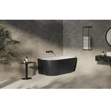 Moderní koupelna s volně stojící vanou, umyvadlem a držákem na ručníky