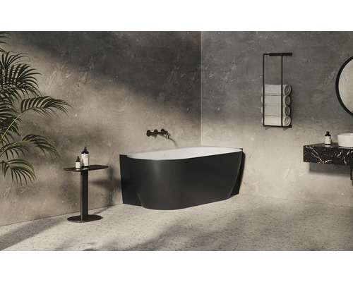 Moderní koupelna s volně stojící vanou, umyvadlem a držákem na ručníky