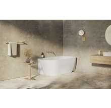 Moderní koupelna s volně stojící vanou, držákem na ručníky a umyvadlem