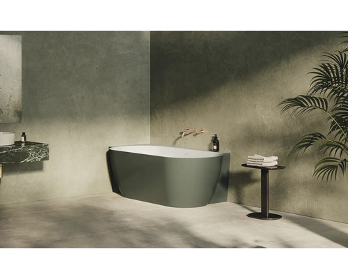 Moderní koupelna s volně stojící vanou, umyvadlem a rostlinou pro relaxační atmosféru.