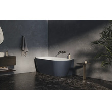 Koupelna s volně stojící vanou, umyvadlem a dekoracemi.