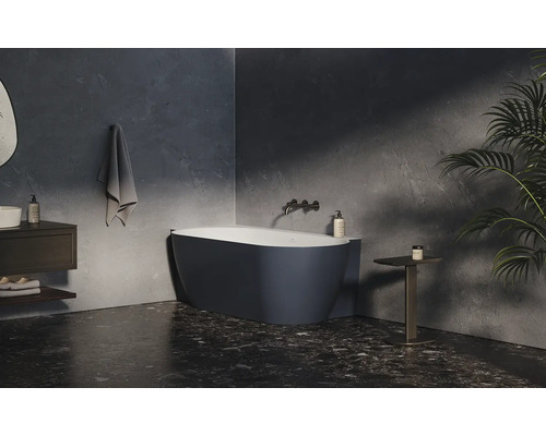 Koupelna s volně stojící vanou, umyvadlem a dekoracemi.