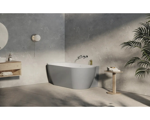 Moderní koupelna s volně stojící vanou, umyvadlem a pokojovou rostlinou