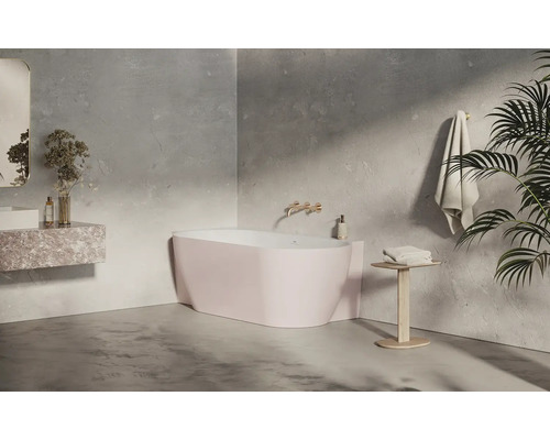 Světlá koupelna s volně stojící vanou, umyvadlem a dekoracemi.