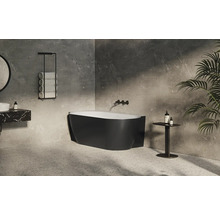 Moderní koupelna s volně stojící vanou, umyvadlem s mramorovou deskou a držákem na ručníky