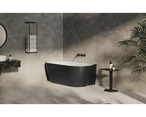 Moderní koupelna s volně stojící vanou, umyvadlem s mramorovou deskou a držákem na ručníky