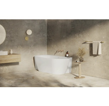 Světlá koupelna s volně stojící vanou, umyvadlem, zrcadlem a držákem na ručníky.