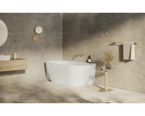 Světlá koupelna s volně stojící vanou, umyvadlem, zrcadlem a držákem na ručníky.