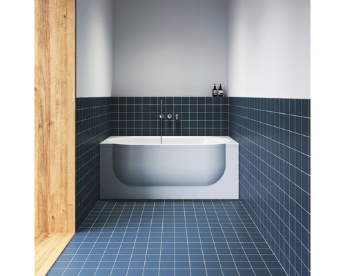 Moderní koupelna s obdélníkovou vanou ve výklenku, chromovanými armaturami, čtvercovými dlaždicemi na podlaze a stěnách a dřevěným obložením.