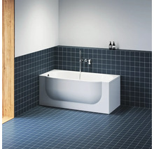 Bílá obdélníková vestavná vana s čelním panelem v moderní koupelně s modrými obklady a chromovanými armaturami.