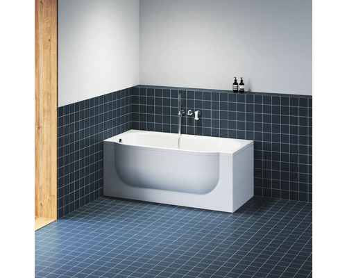 Bílá obdélníková vestavná vana s čelním panelem v moderní koupelně s modrými obklady a chromovanými armaturami.