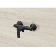 Černá sprchová baterie na stěně