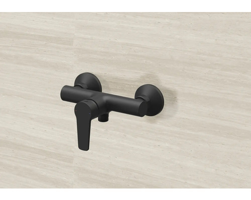 Černá sprchová baterie na stěně