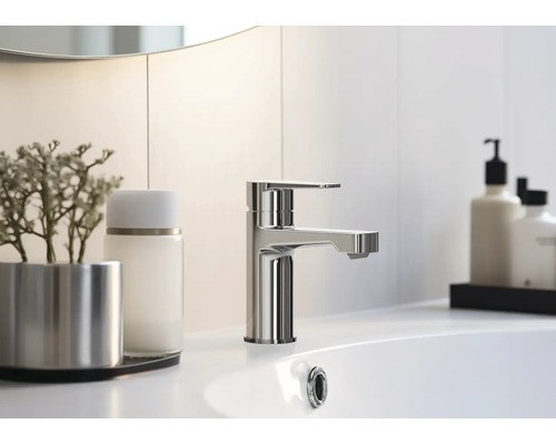 Moderní koupelna s umyvadlem a kovovou baterií.