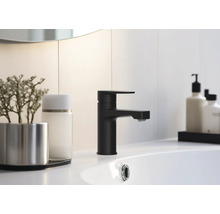 Černá umyvadlová baterie na umyvadle v koupelně