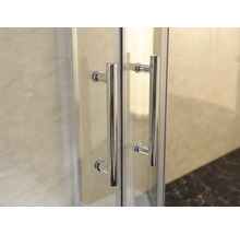 Detail dveřních klik sprchového koutu