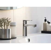 Kovová umyvadlová baterie na umyvadle v koupelně