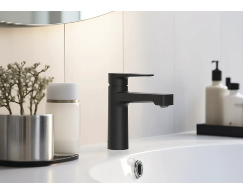 Umyvadlová baterie v koupelně na umyvadle